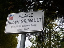 Photographie de la plaque de la place Hubert Grimault à Angers.