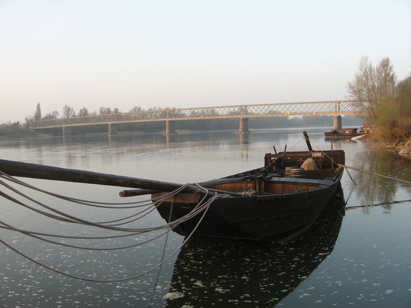 Fichier:Bateau behuard lombardieres 2012a.jpg