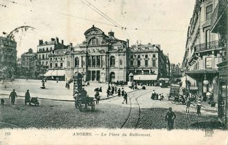 Carte postale ancienne de la place.