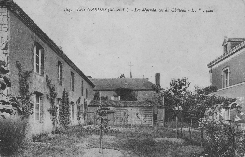 Fichier:Gardes dependances chateau cartepostale.jpg