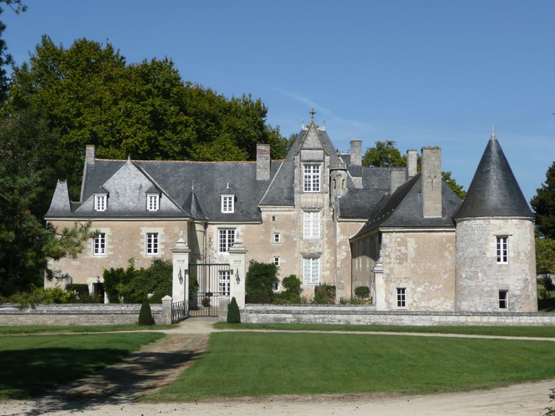 Fichier:Louresserochemenier chateau varenne 2011a.jpg