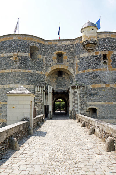 Fichier:Angers chateau entree 2014a.jpg