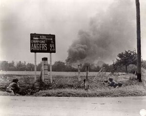 Photographie de combats à Cherré en août 1944.