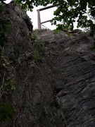 Photographie d'un ancien puits d'extraction d'une carrière de schiste de la Roche de Mûrs.