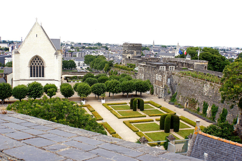 Fichier:Angers chateau cour interieure 2014a.jpg