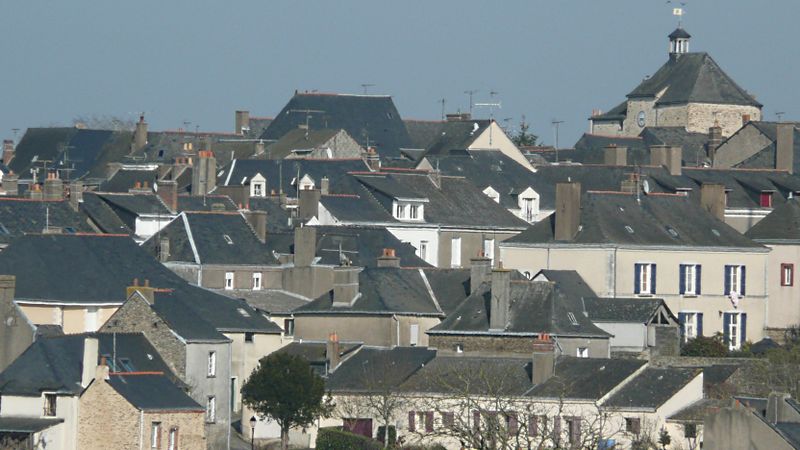 Fichier:Pouance vue toits 2012a.jpg