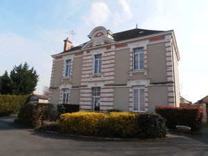 Photographie de la mairie de Lézigné.