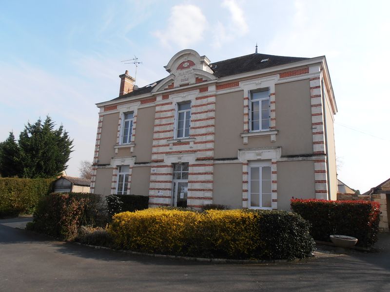 Fichier:Lezigne mairie 2013a.jpg