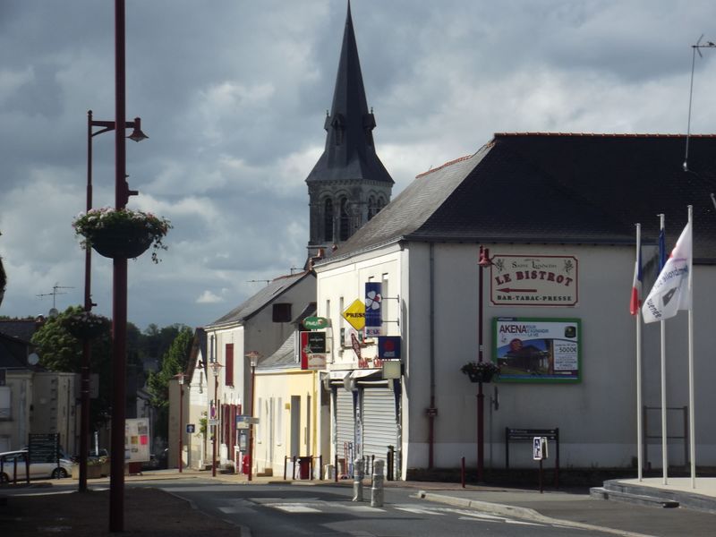 Fichier:Membrollesurlonguenee centre-bourg 2012a.jpg