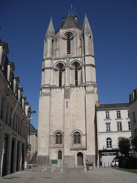 Fichier:Angers tour saint aubin-2012b.jpg
