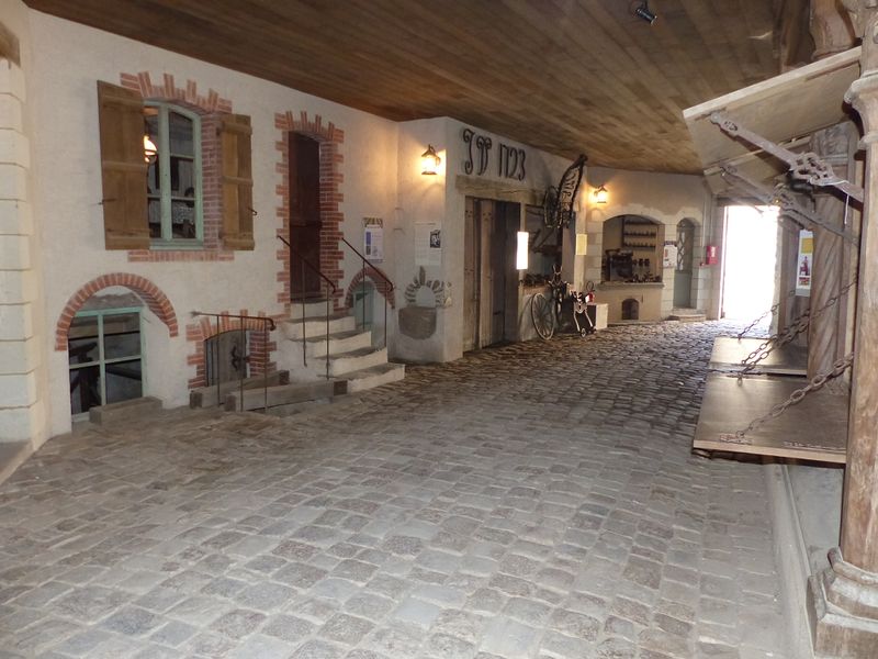 Fichier:Saintlaurentdelaplaine museemetiers ruepavee 2019a.jpg