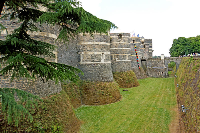 Fichier:Angers chateau douves 2014a.jpg