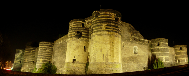 Fichier:Angers chateau pano.png