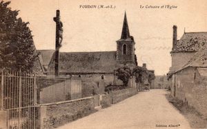 Carte postale ancienne du calvaire et de l'église.