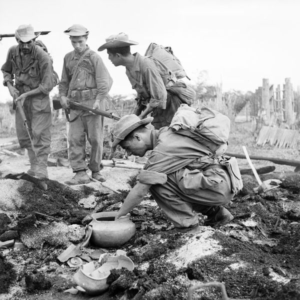 Fichier:GI1-1950-operation dans les giongs.jpg