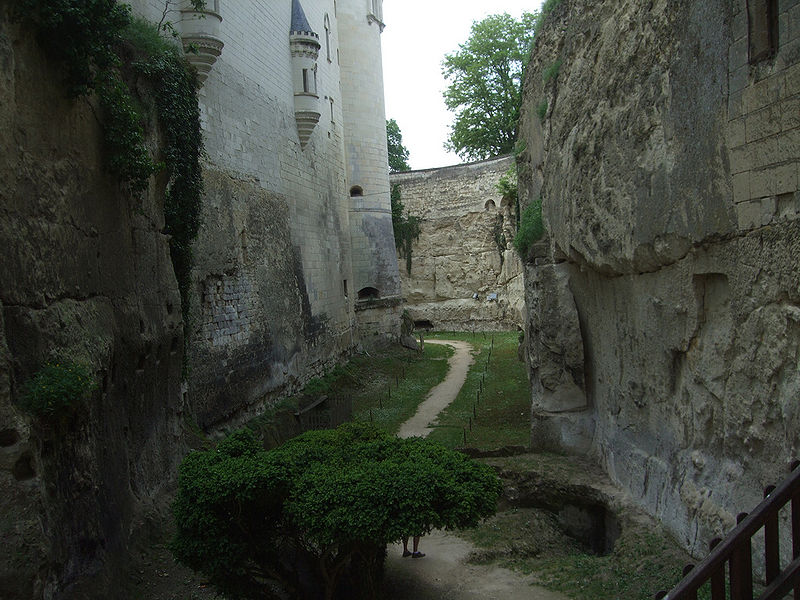 Fichier:Breze chateau douves 2012-1.jpg