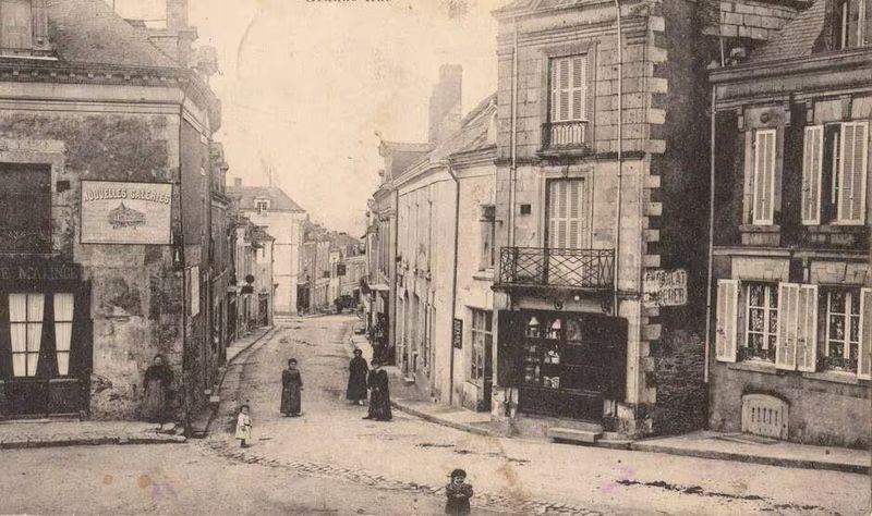 Fichier:Rochefortsurloire grand rue 1900b.jpg