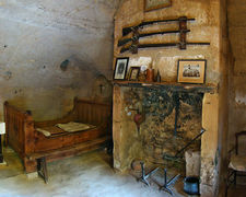 LouresseRochemenier troglodytes interieur cheminee.jpg