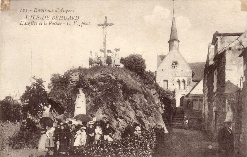 Fichier:Behuard carte postale rocher.jpg