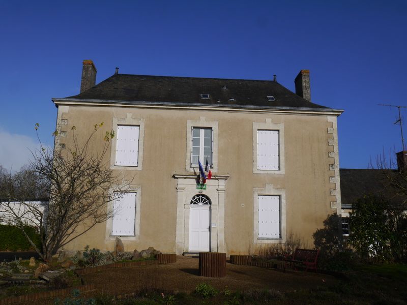 Fichier:Montguillon mairie 2016a.jpg