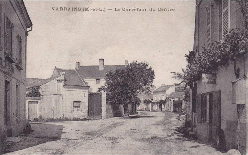 Fichier:Varrains carrefour centre.jpg