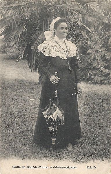 Fichier:Douelafontaine coiffe cartepostale.jpg
