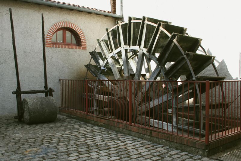 Fichier:Saintlaurentdelaplaine museemetiers roue 2006a.jpg