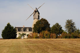 Saintremylavarenne moulin bourg d ion-2012a.jpg