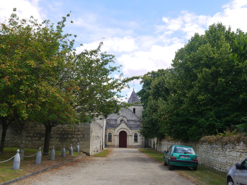 Fichier:Courchamps allée de l'église 2016a.jpg
