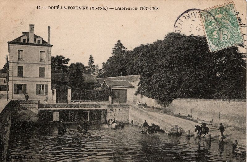 Fichier:Douelafontaine abreuvoir cartepostale.jpg