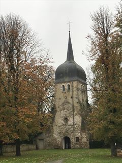 Photographie du vieux clocher, vestige de l'ancienne église.