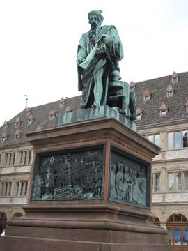 Photographie de la sculpture de Johannes Gutenberg (1840).