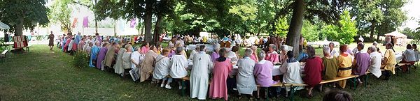La tablée médiévale des villageois à la fête du Roy.