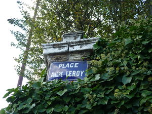 Photographie de la plaque de la place André Leroy à Angers.