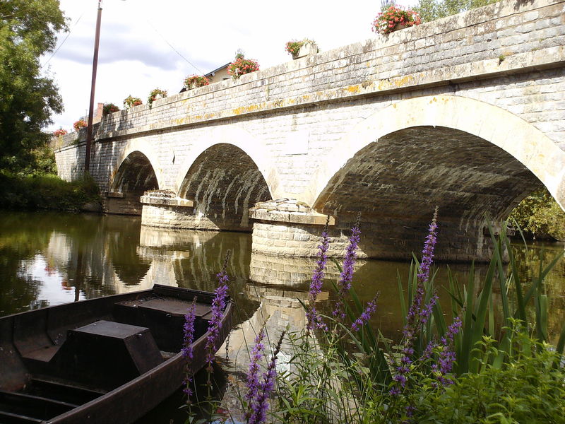 Fichier:Saintaubindeluigne pont-2008c.jpg