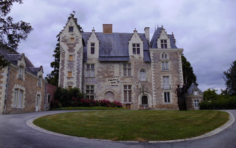 Fichier:Villeveque chateau 2016a.jpg