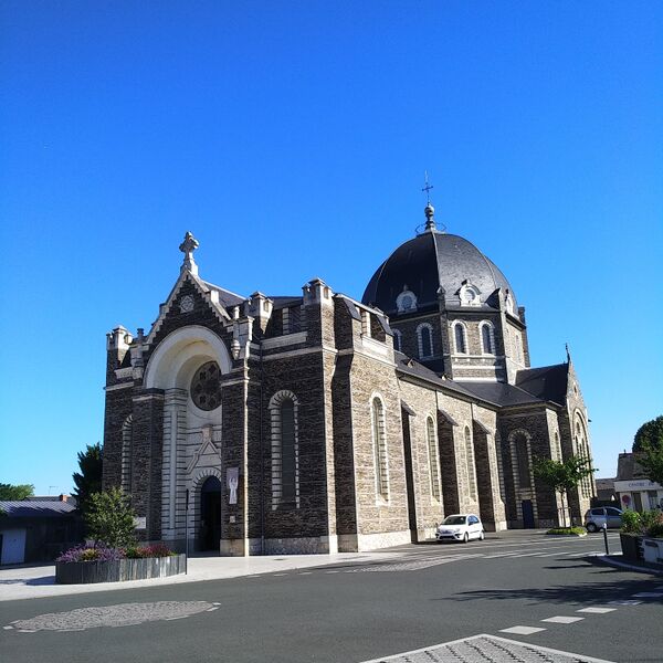 Fichier:Saintleonard angers eglise 2019a.jpg
