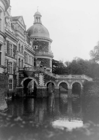 Fichier:Aa phot 02 chateau serrant.jpg