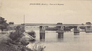 Carte postale ancienne du pont sur la Mayenne.