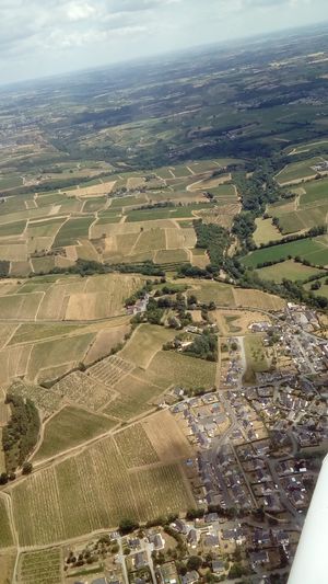 Vue d'avion au dessus du village de Saint-Aubin-de-Luigné.
