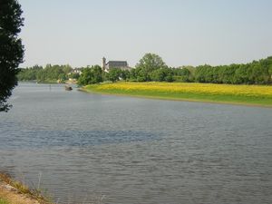 Photographie du village depuis la Mayenne.
