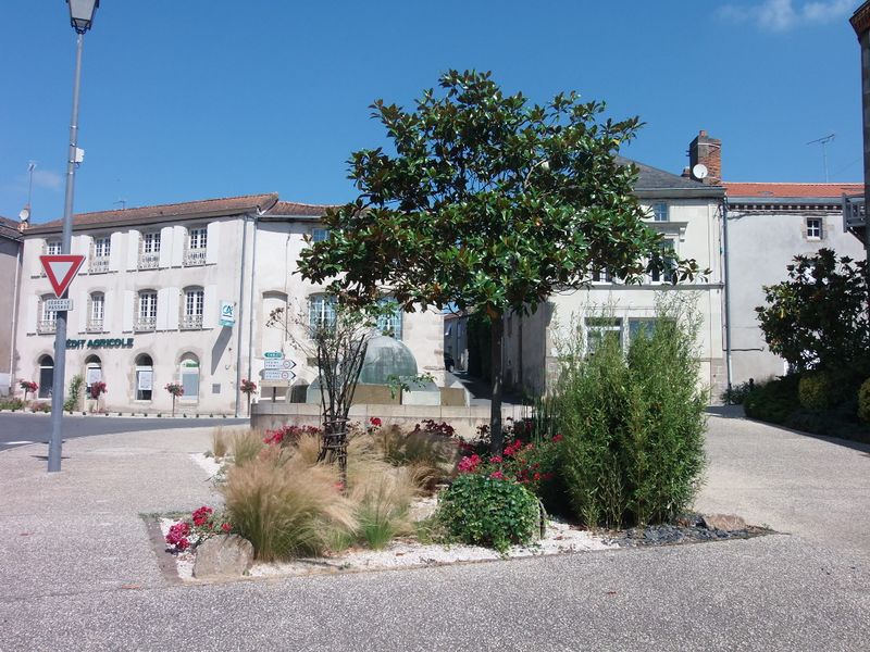 Fichier:Maulévrier place rue Joseph Foyer -2015b.JPG