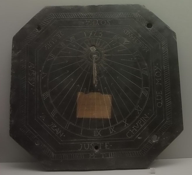 Fichier:Cadran solaire du XVIIIe siècle à Andrezé.jpg