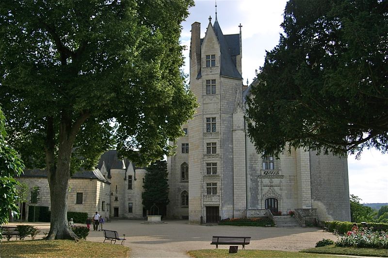 Fichier:Montreuilbellay chateau-2010a.jpg