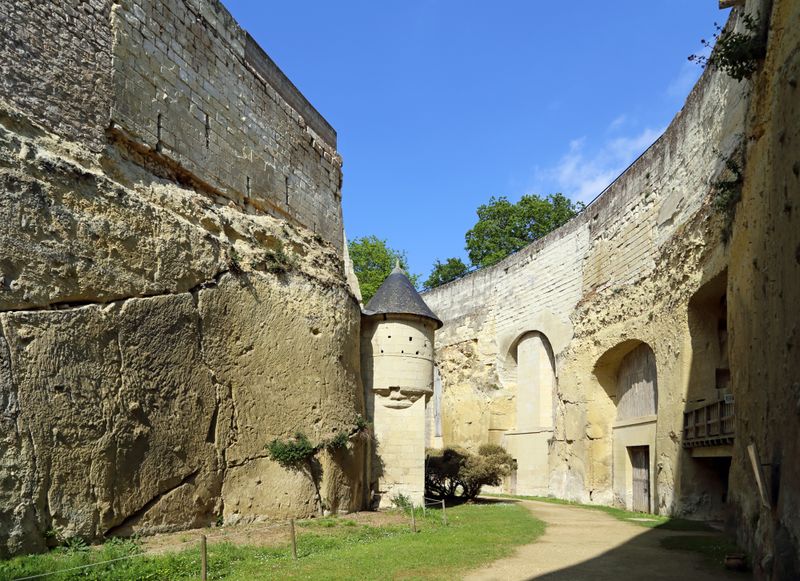 Fichier:Breze chateau douves 2017a.jpg