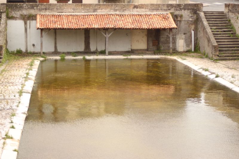 Fichier:Douelafontaine abreuvoir lavoir 2013a.jpg