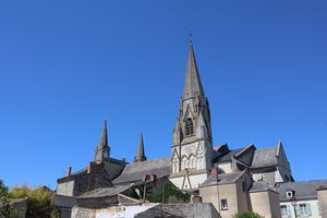 Vue sur la collégiale.