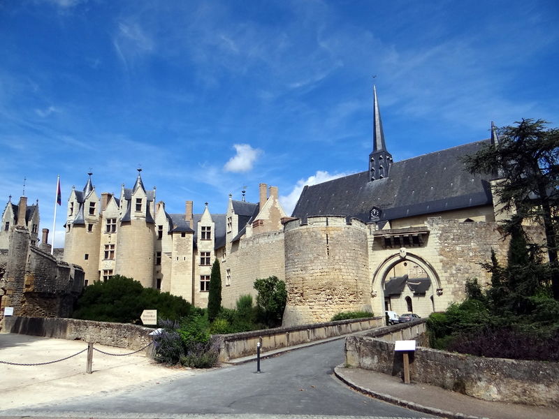 Fichier:Montreuilbellay chateau-2013b.jpg