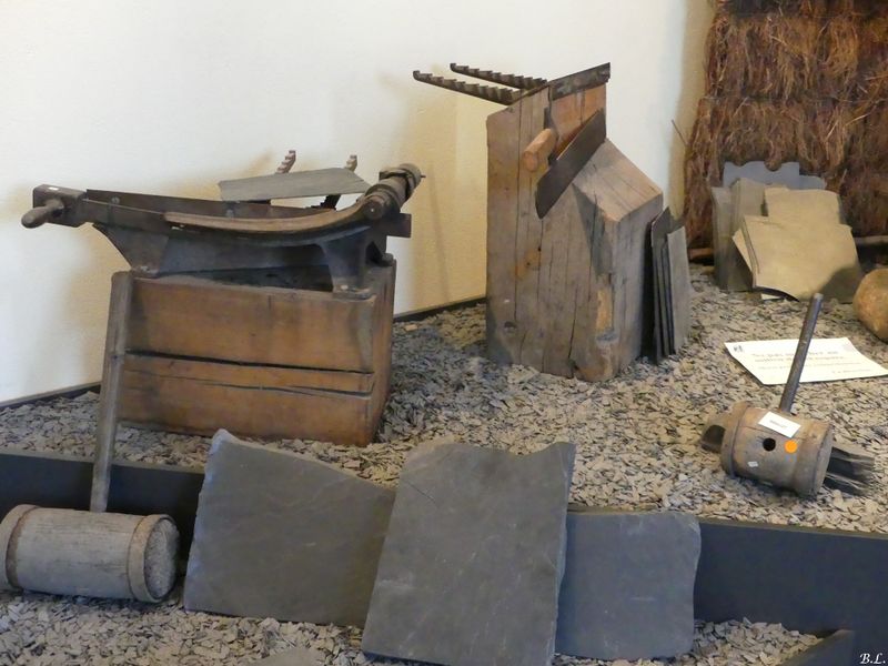 Fichier:Rondisseuse au musée de l'ardoise.jpg