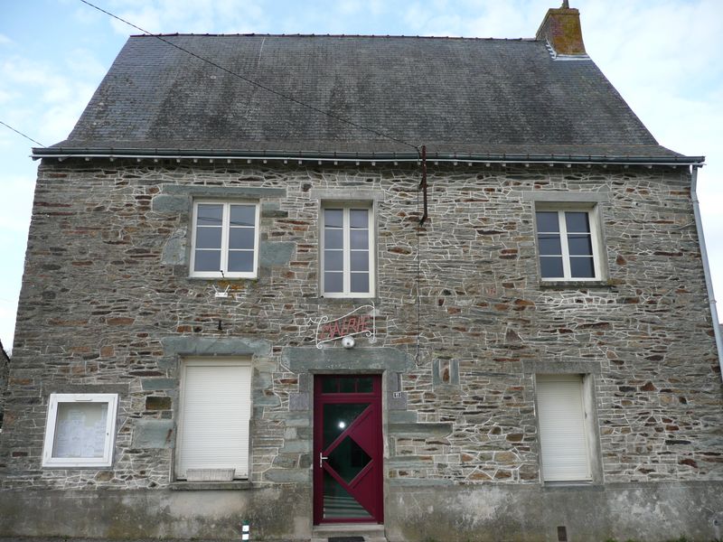 Fichier:Carbay mairie 2011a.jpg